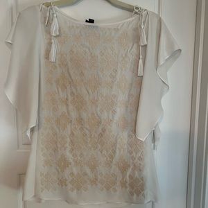 Mossimo cream/beige blouse with beautiful stitching pattern on front. 🚭🏡